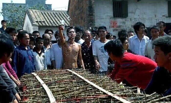 Катание по терновым шипам - кровавый азиатский ритуал ...(13 фото)