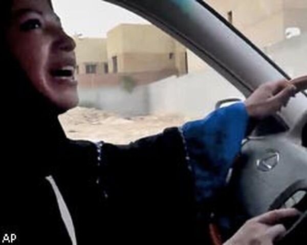 В Саудовской Аравии женщину приговорили к порке за вождение автомобиля