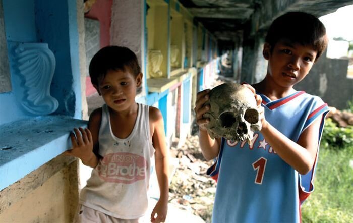 Дети на Филиппинах живут на кладбище (12 фото)
