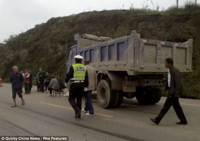 В Китае водитель грузовика намеренно раздавил 5-летнего мальчика (2 фото)