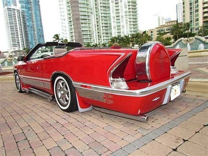 Ярко-красный и ужасный Chrysler LeBaron Convertible (37 фото)