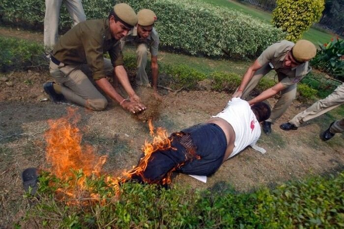 Самосожжение выходца из Тибета перед посольством Китая (6 фото)