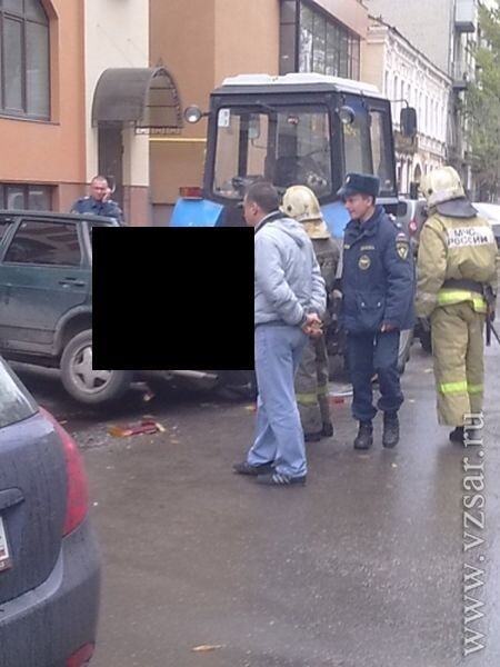 В центре Саратова дорожники распилили автомобиль (3 фото)
