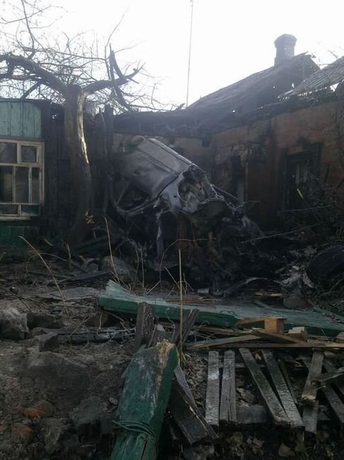 Пьяный парень на Мерседесе уничтожил дом двух семей (4 фото)