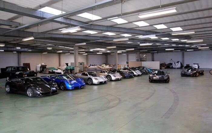 Десятка суперкаров на стоянке Pagani Automobili (32 фото)