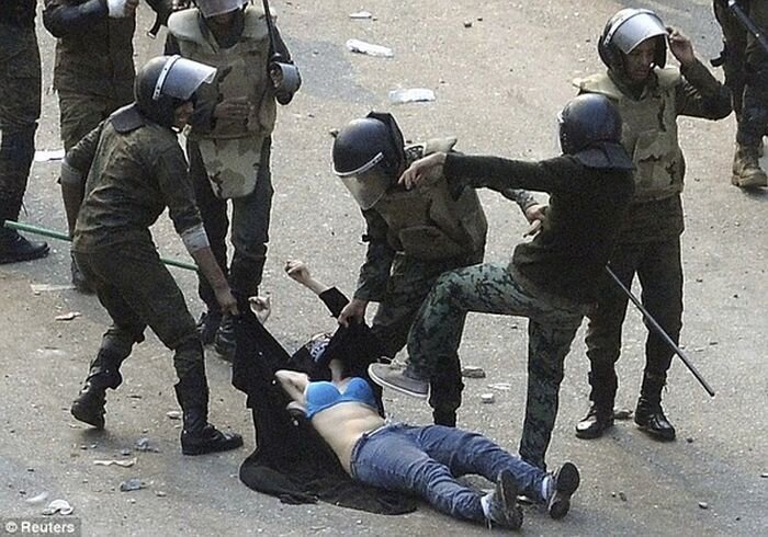 Военная полиция против протестующих женщин в Египте (6 фото + 1 видео)