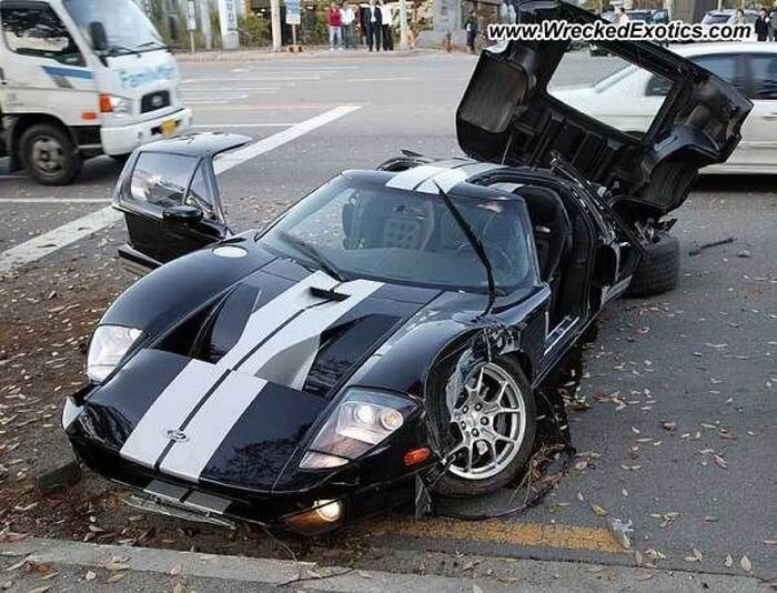 В Корее разбили легендарный Ford GT (3 фото)