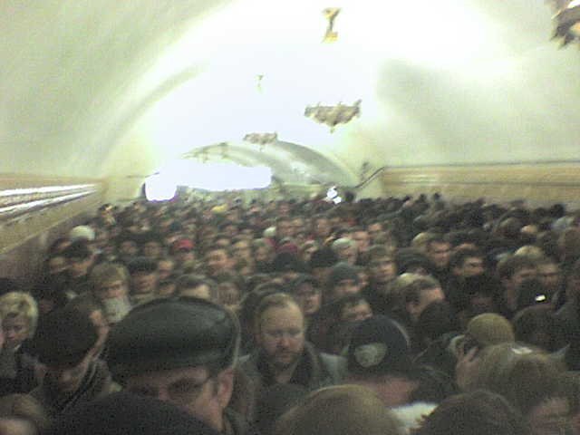 "Пробка" в метро 16 февраля (4 фото)