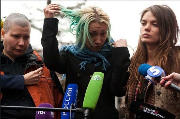 Девушек из FEMEN в Беларуси облили зеленкой (10 фото + 1 видео)