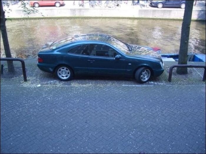 Мастер парковки из Амстердама (2 фото)