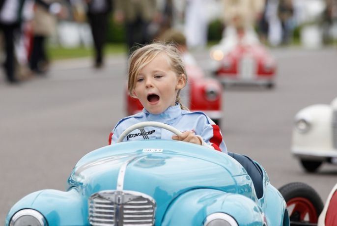  Goodwood Revival, Nostalgic Race, 12 Tiny People in 12 Tiny Cars