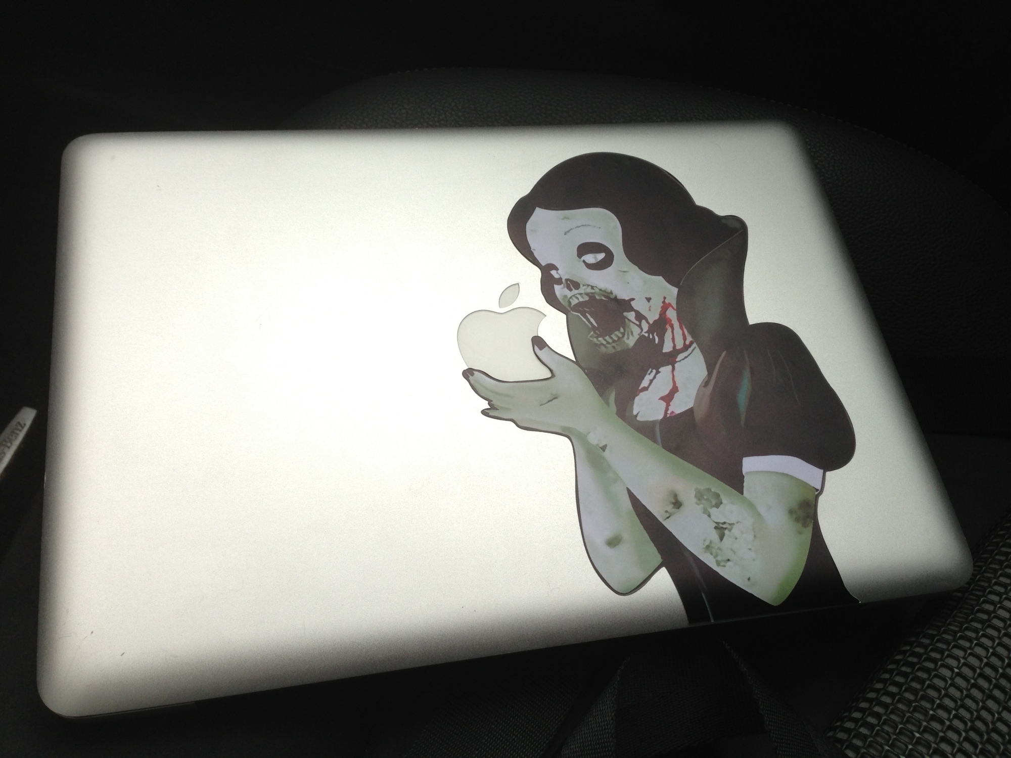 Zombie Snow White, Mac Book Pro 