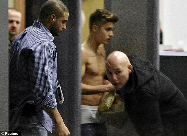 Justin Bieber Goes Shirtless Again