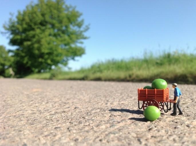 Artist Captures Tiny People in the Real World 