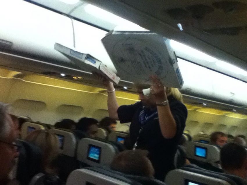 Pilot buys pizza for stranded passengers