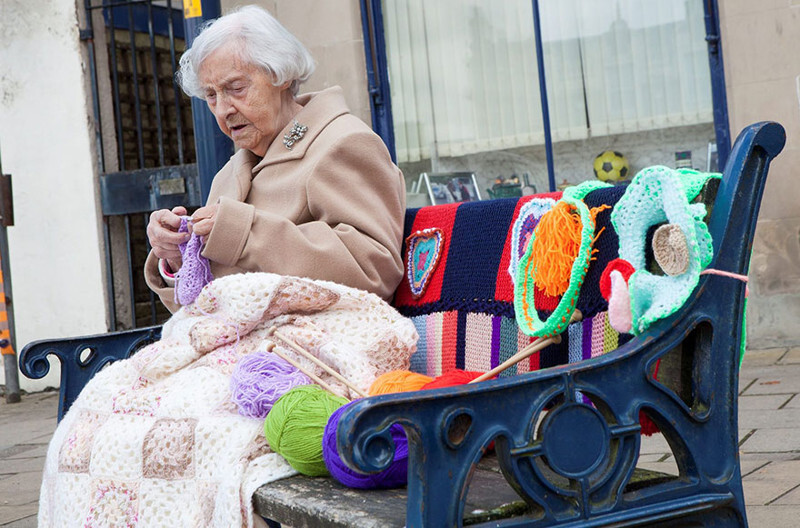 104-Year-Old Street Artist Yarn-Bombs Her Town