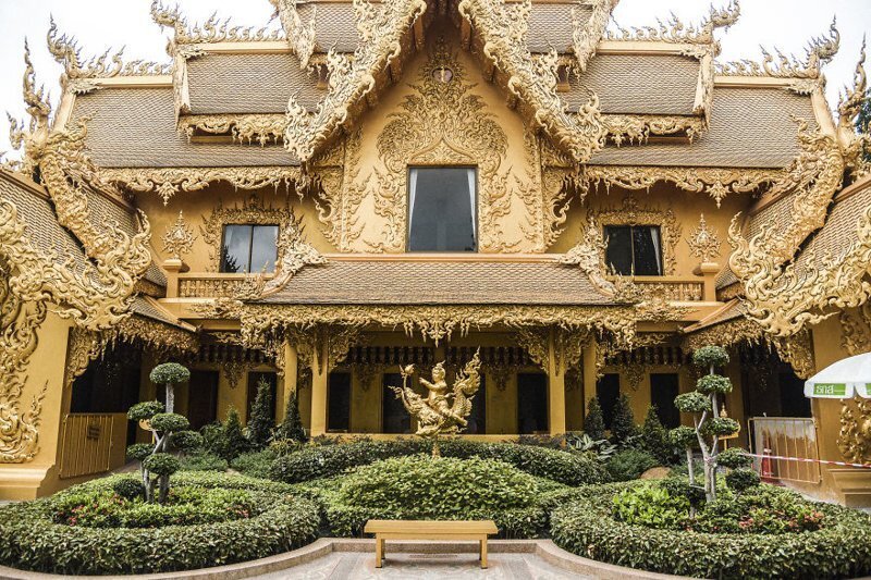 This White Temple In Thailand Is Both Heaven And Hell