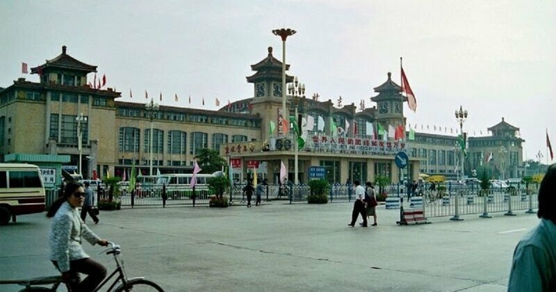 33 Fascinating Pics Capture Street Scenes of Beijing in 1990