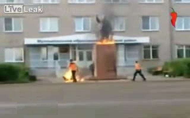 Мужчина поджег себя рядом с памятником Ленину