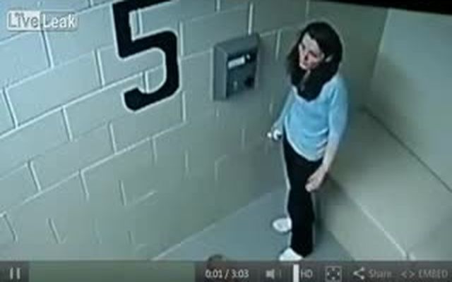 Женщине пробили голову в тюремной камере