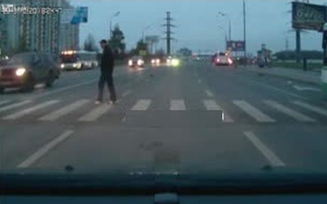 Лихач насмерть сбивает мужчину на пешеходном переходе