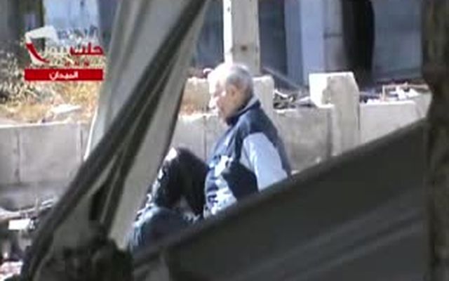 Снайпер убивает старика в Сирии. Съемка с близкого расстояния