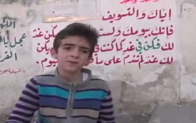 Бомба падает прямо рядом с детьми в Сирии