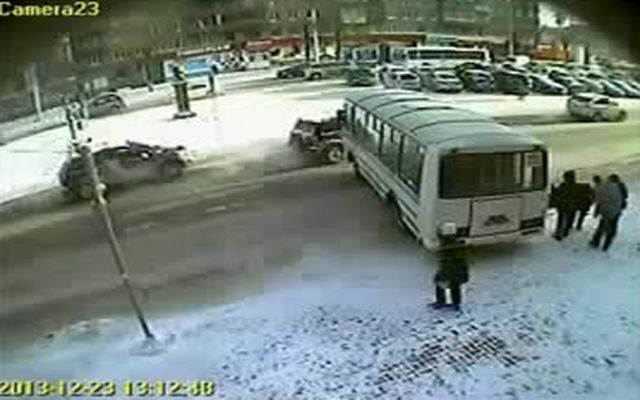 Автобус ПАЗ сбивает двух пенсионерок