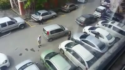 Женщина перекрыла выезд с парковки