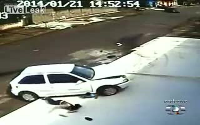 Автомобиль сбивает мать с ребенком, проезжая парню по голове