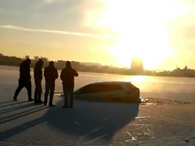 В Днепропетровске под лед ушла Mazda CX9
