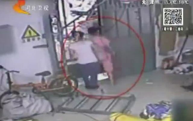 Женщина выпала из двери высотного здания в Китае