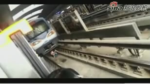 Беременная женщина выжила, рухнув под поезд