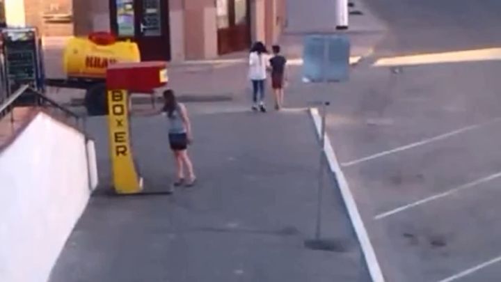 Девушка против уличного боксера-автомата
