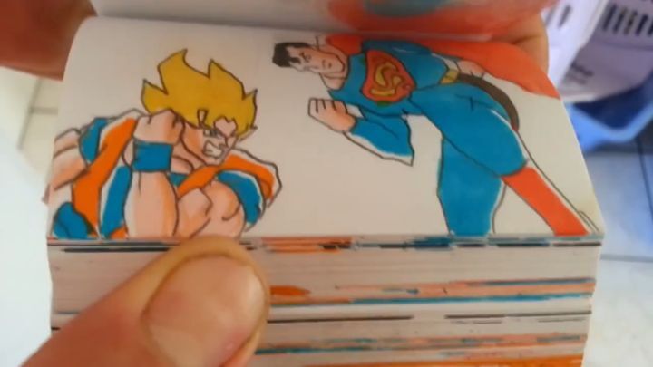 Битва Супермена и Гоку на страницах флипбука
