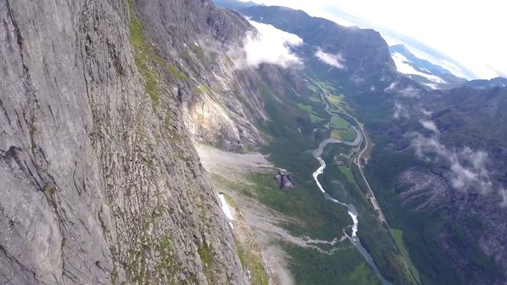 Жители Екатеринбурга прыгнули со стены Троллей