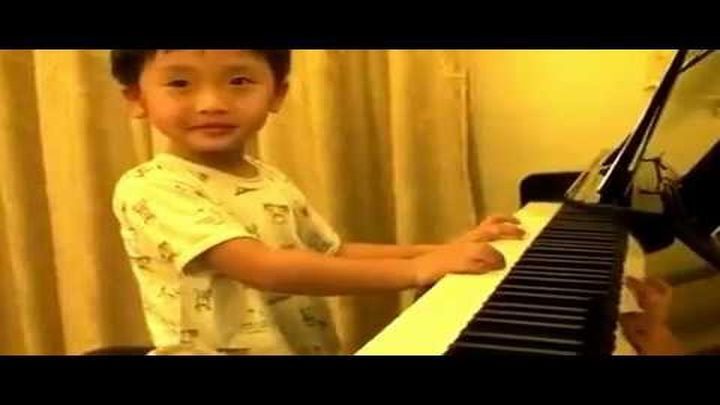 Этот 4-летний мальчик играет на пианино как настоящий виртуоз