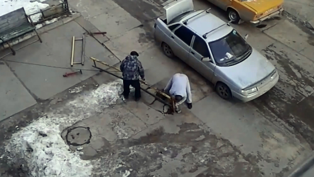 Житель срезал забор болгаркой, чтобы припарковать авто