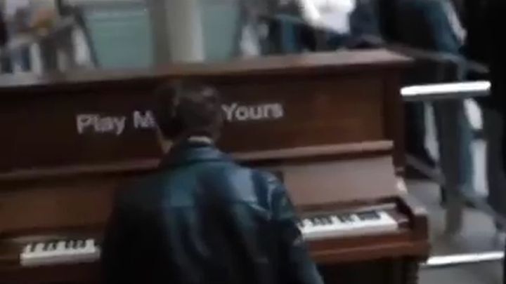 Что происходит, когда талант садится за пианино на вокзале