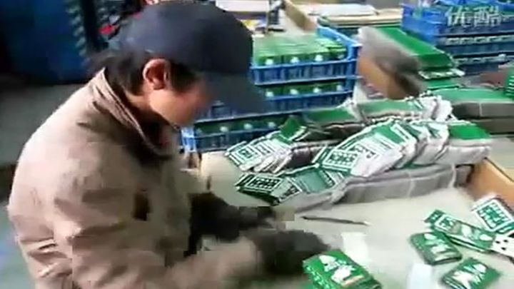 Упаковщик игральных карт на китайской фабрике