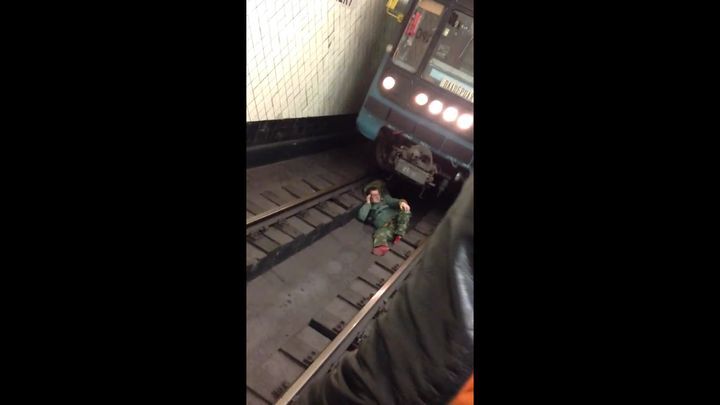 Упавший на рельсы столичного метро пассажир закурил во время спасения