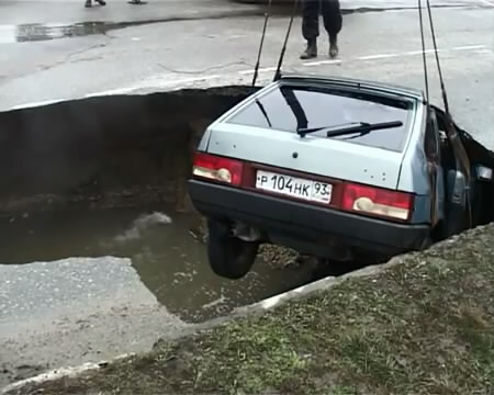 В Армавире машина провалилась под асфальт