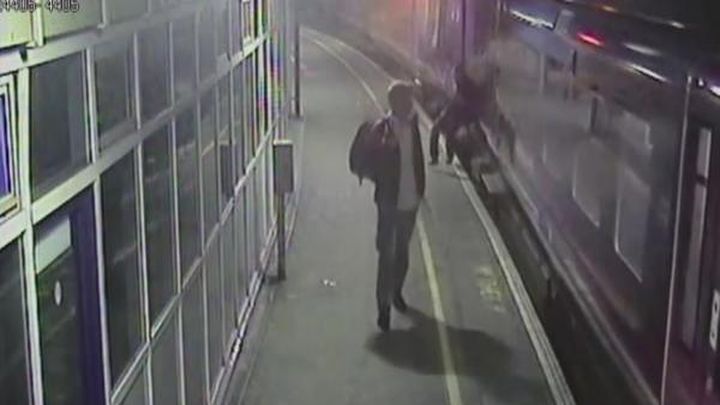 Пьяный мужчина чудом остался жив, упав под поезд