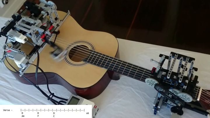 Робот из лего играет на гитаре