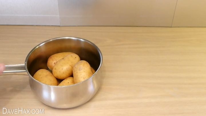 Как быстро очистить вареную картошку