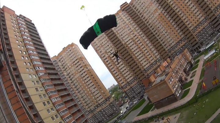 Рискованный прыжок с 27-ми этажного дома