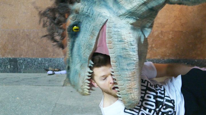 Динозавры терроризируют ночных прохожих Варшавы