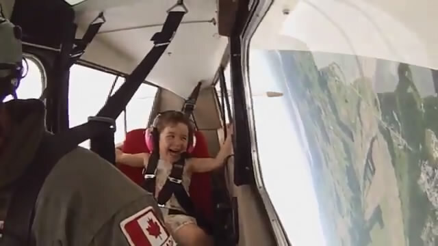 Девочка обожает летать с отцом