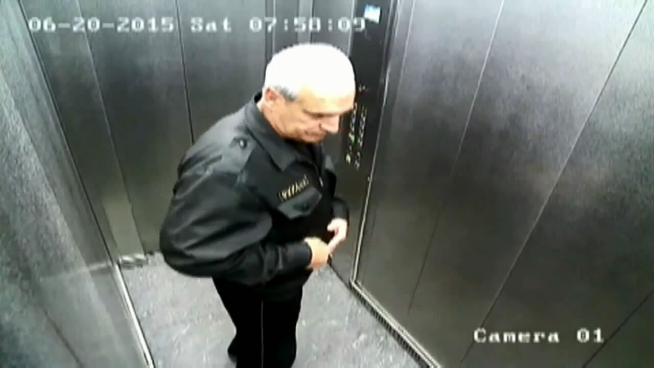 Крутой охранник в лифте