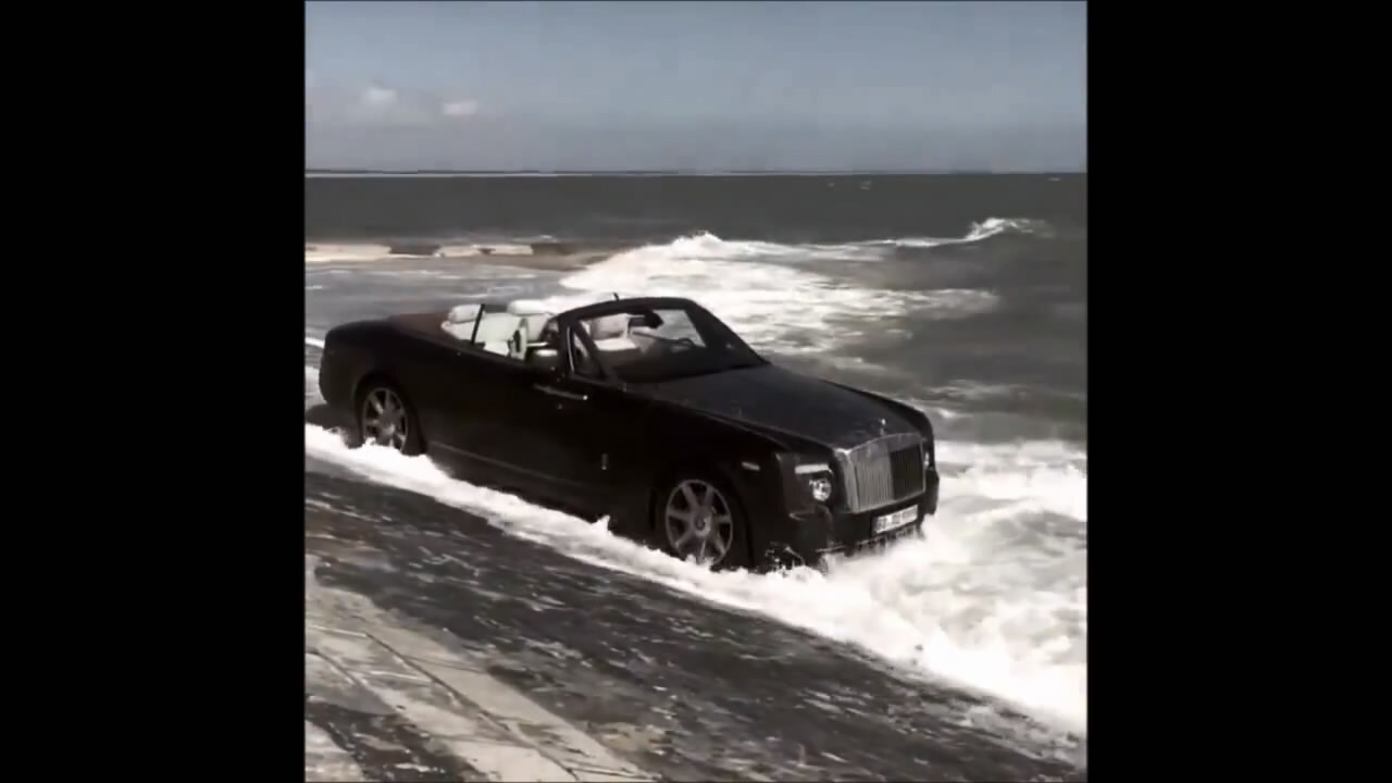 Владелец Rolls-Royce оставил машину на набережной